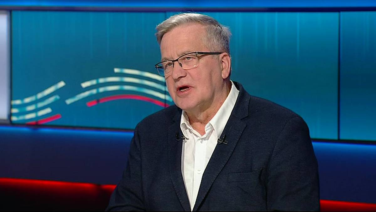 Mężczyzna w okularach i marynarce m&oacute;wi.