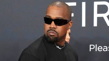 Kanye West w okularach przeciwsłonecznych.