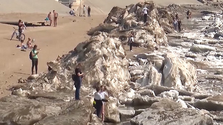 Lodowe tsunami w Chabarowsku w Rosji. Fot. YouTube / Мир 24.