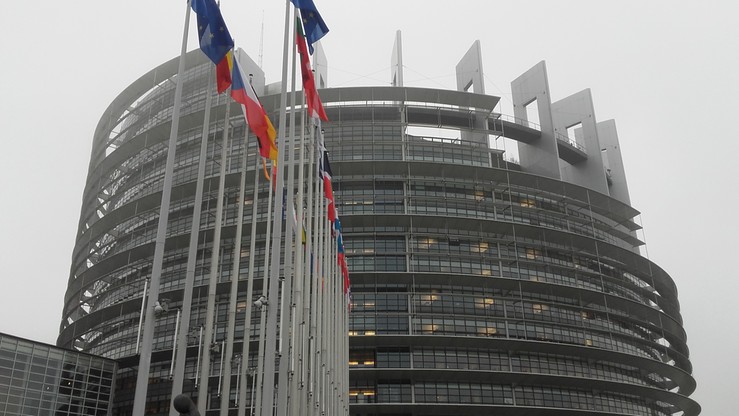 Komisja PE przyjęła rezolucję popierającą uruchomienie przez KE art. 7 traktatu wobec Polski