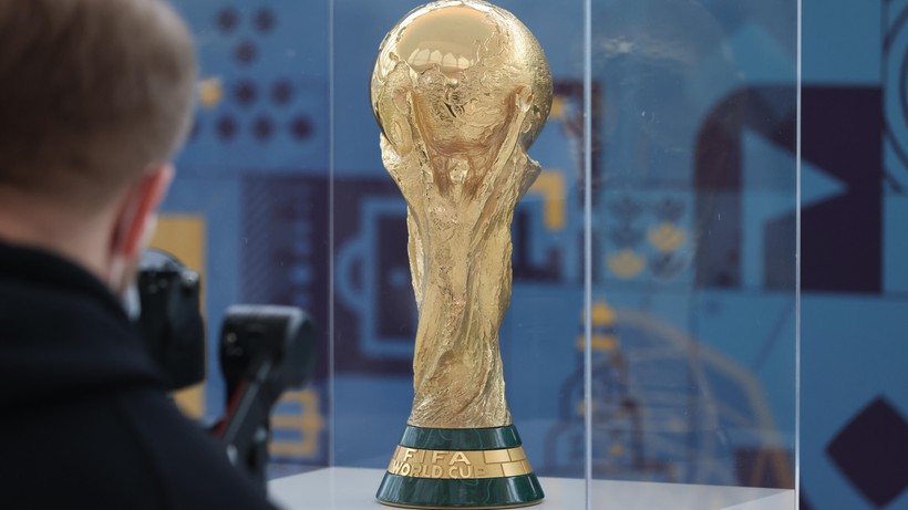 MŚ 2022: Tysiące osób w Dausze przyszło zobaczyć mistrzowskie trofeum