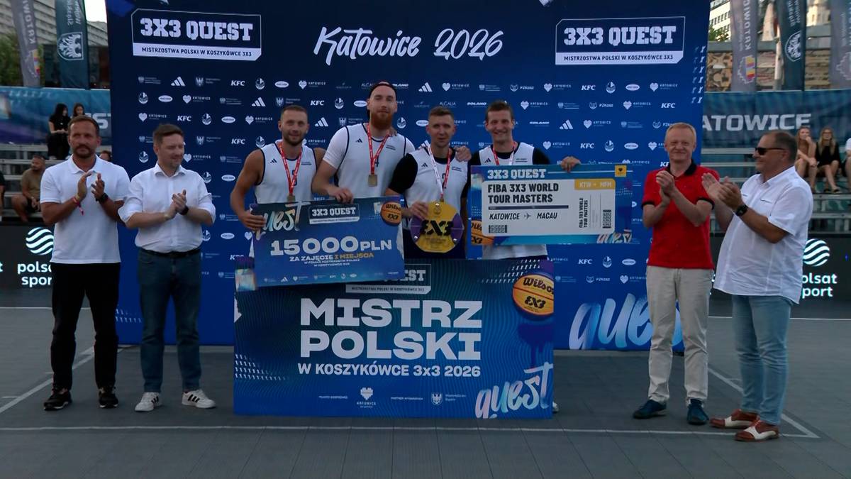 Drużyna koszykarzy 3x3 pozuje do zdjęcia z pucharami i nagrodami finansowymi na tle niebieskiej scenografii z napisem "Mistrz Polski w koszyk&oacute;wce 3x3 2020" i logo "3x3 Quest".