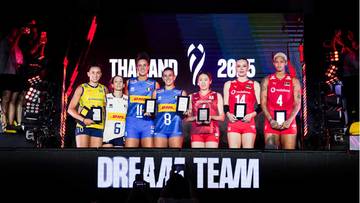 Siedem siatkarek w strojach sportowych stoi na scenie z nagrodami w rękach. W tle ekran z napisem "DREAM TEAM" i logo "THAILAND 2025".