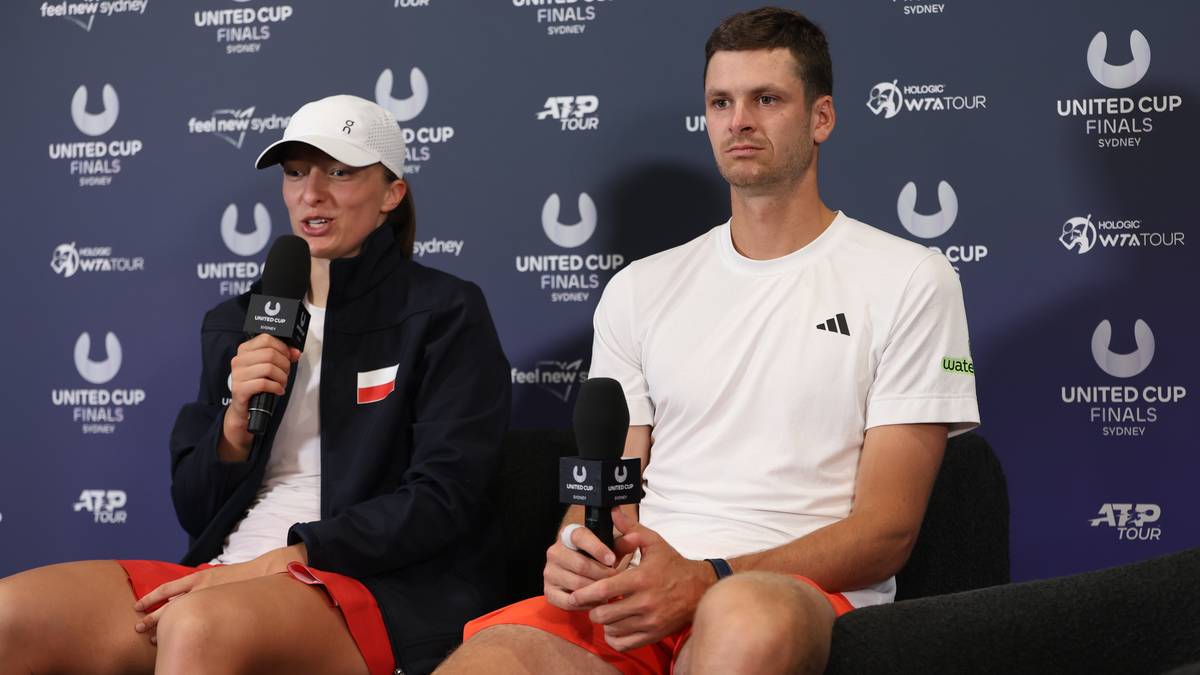 Iga Świątek i Hubert Hurkacz siedzą obok siebie na konferencji prasowej.