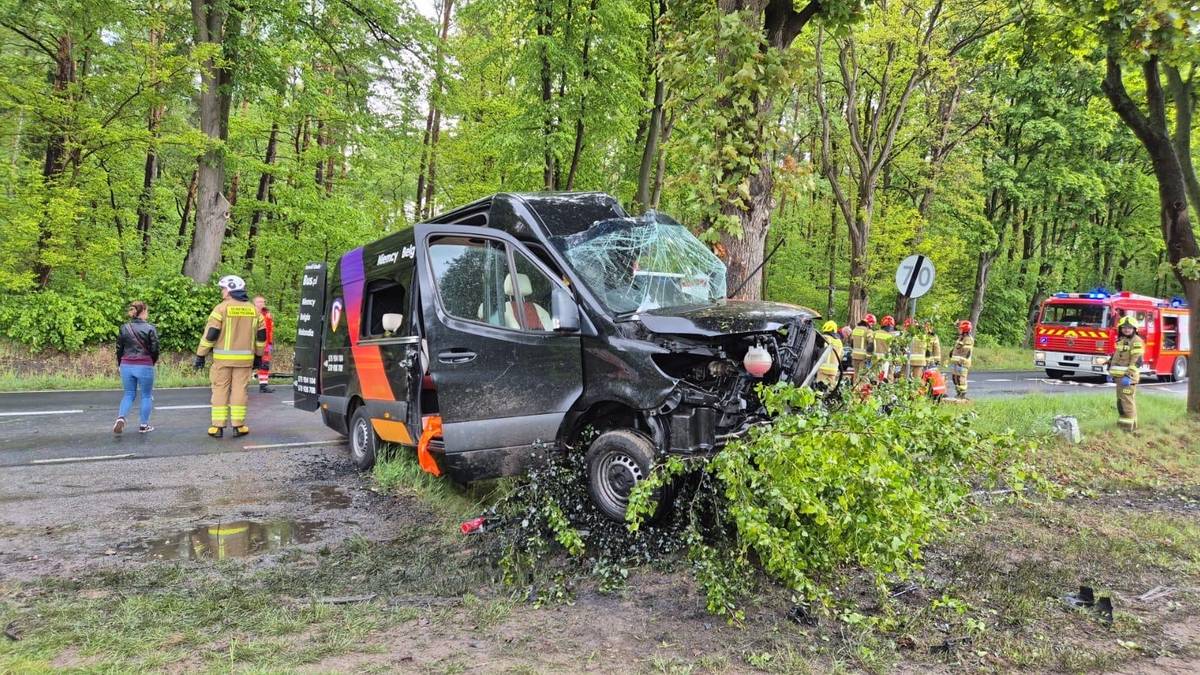 Wypadek busa pod Radomskiem. Sześć osób rannych