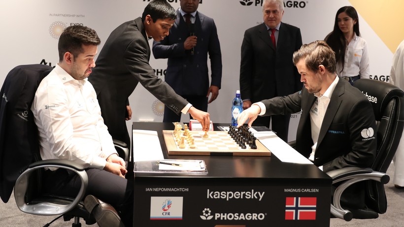 MŚ w szachach: Remis w dziesiątej partii. Carlsen blisko obrony tytułu