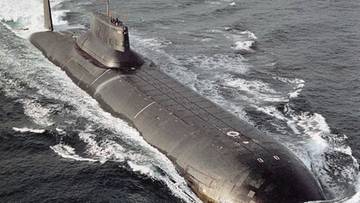 Okręt podwodny płynący po wzburzonym morzu.