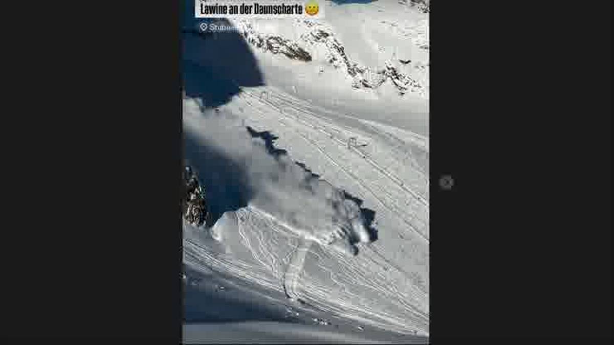 Lawina śnieżna schodząca po zboczu góry pokrytym śniegiem.