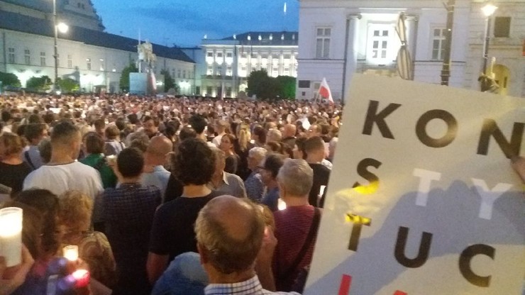 Protest przeciwników zmian w prawie przed Pałacem Prezydenckim w Warszawie