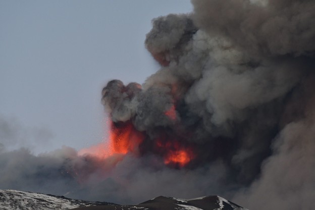 Widowiskowy wybuch Etny. Z krateru wypływają ogromne ilości lawy