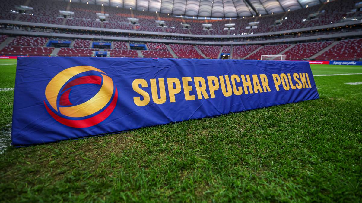 Baner z napisem "SUPERPUCHAR POLSKI" i logotypem na tle trybun stadionu.