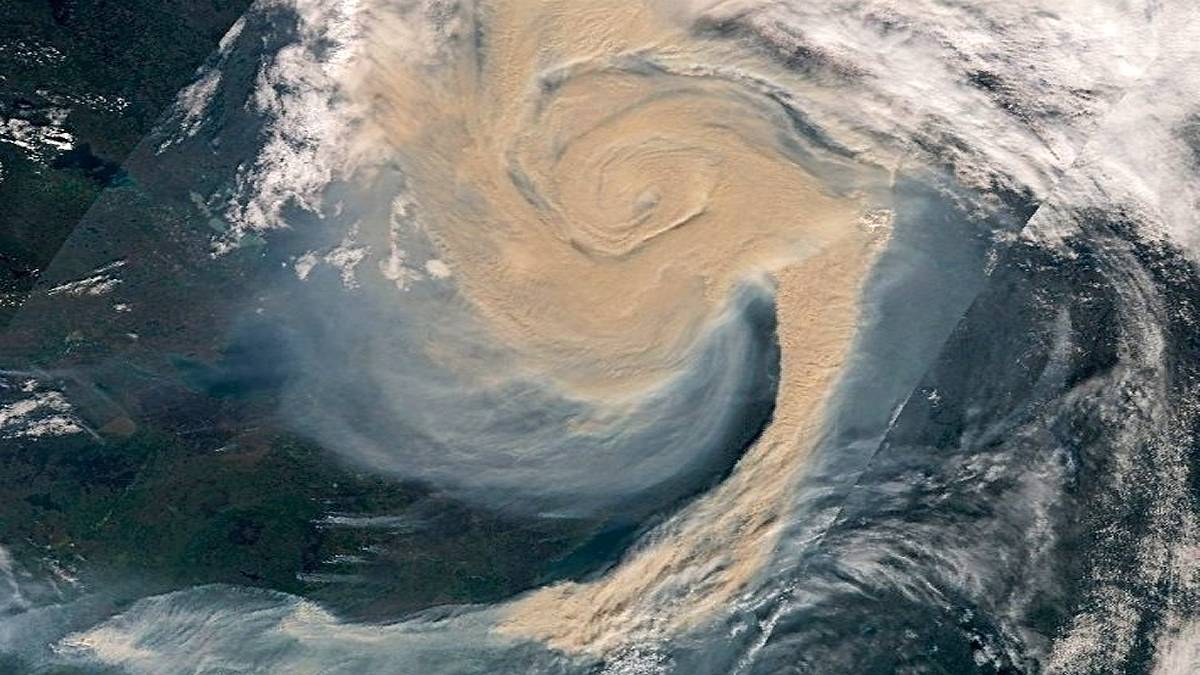 Zdjęcie satelitarne cyklonu wciągającego dym z pożarów lasów w Kanadzie. Fot. CopernicusEU / Sentinel.