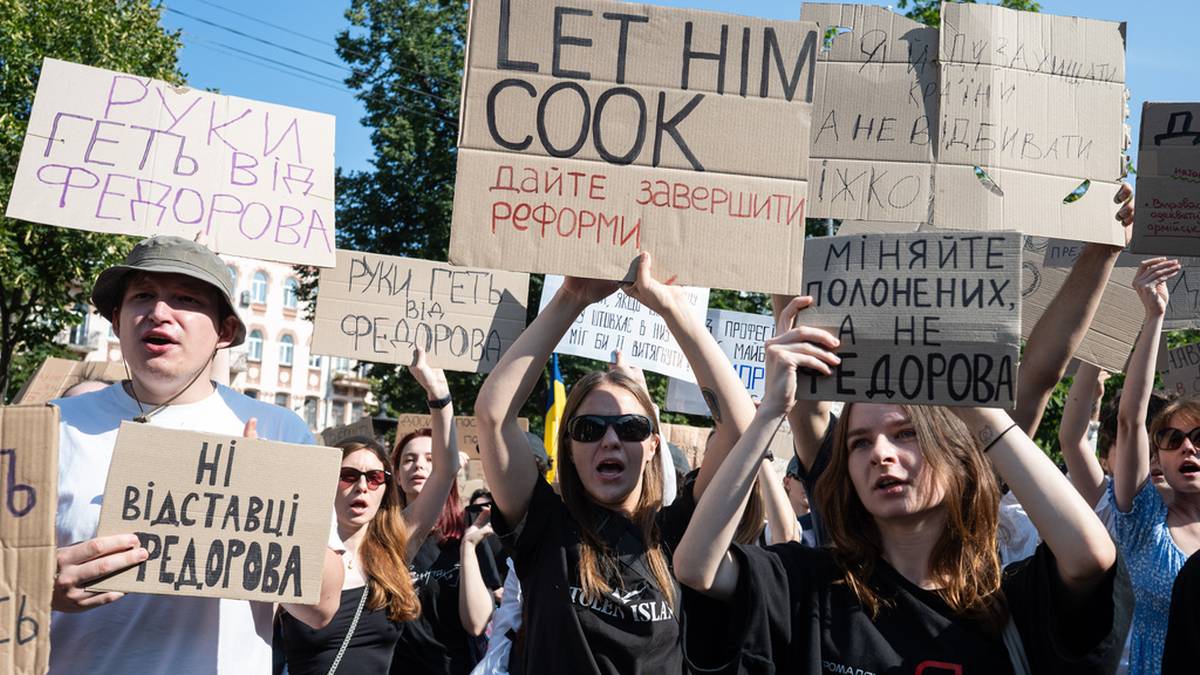 Oburzeni decyzją Zełenskiego wyszli na ulice. "Nasz rząd nas nie słucha"