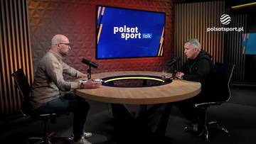 Dw&oacute;ch mężczyzn siedzi przy okrągłym stole w studiu telewizyjnym, przed nimi mikrofony, na ekranie w tle logo "Polsat Sport Talk".
