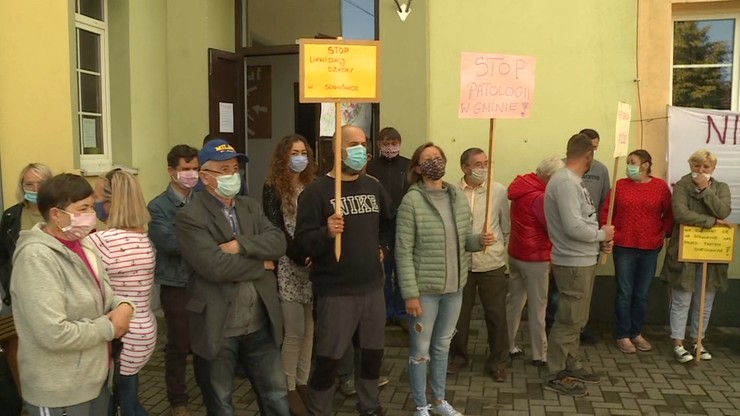 Strajk w szkole w Sosnówce. Rodzice okupują placówkę