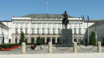 Pałac Prezydencki w Warszawie z pomnikiem konnym na dziedzińcu.