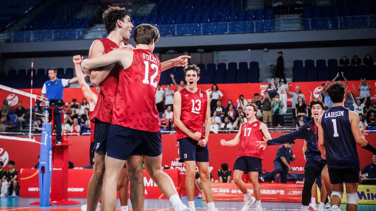 Siatkarze świętują zwycięstwo podczas meczu siatkówki.