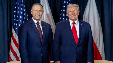 Prezydent RP Karol Nawrocki i były prezydent USA Donald Trump stoją obok siebie na tle flag Polski i USA.