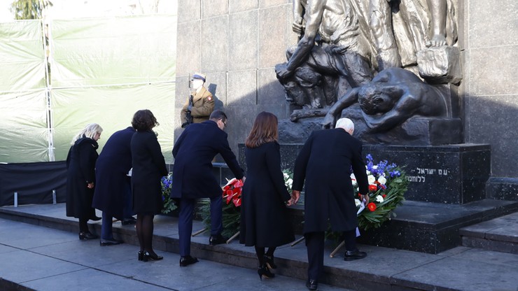 Morawiecki i Pence złożyli wieńce przed Pomnikiem Powstania Warszawskiego