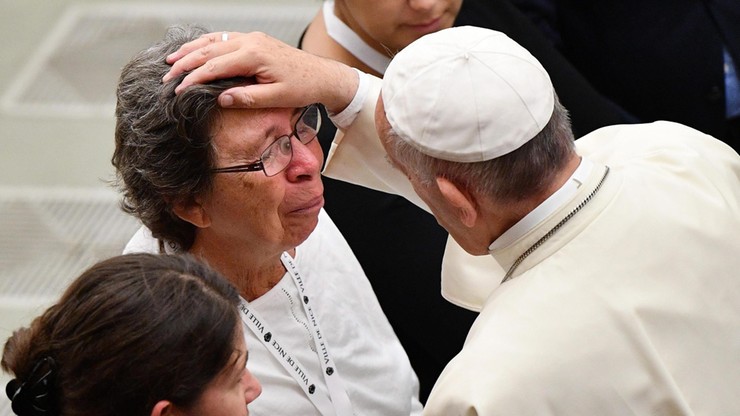 Papież spotkał się z rodzinami ofiar zamachu w Nicei. "Na atak diabła odpowiedzieć miłością"