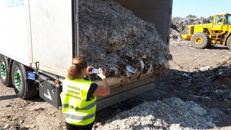 Niemcy. Kontrola ciężarówek z odpadami. Uderzenie w falę nielegalnych śmieci jadących do Polski
