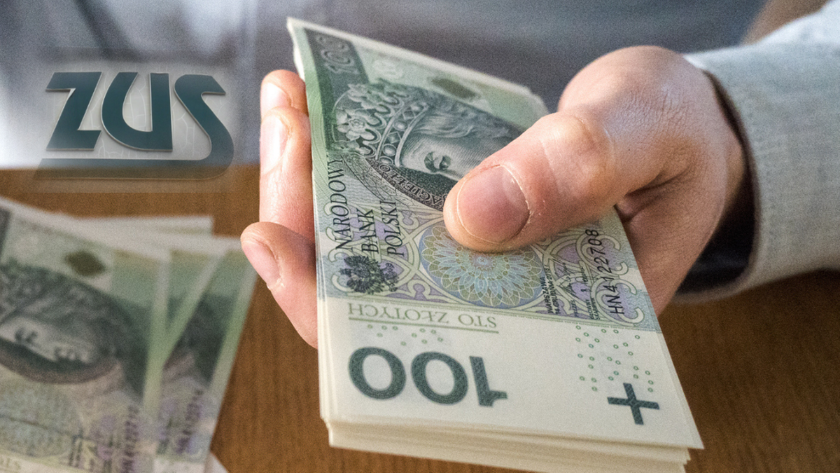 Dłoń trzymająca plik banknot&oacute;w 100 zł z logo ZUS w tle.