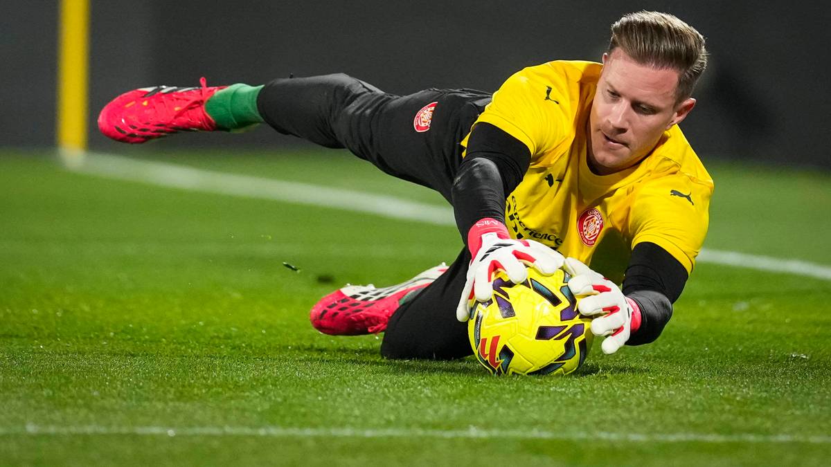 Bramkarz Marc-Andre ter Stegen w akcji na boisku, broniący piłkę.