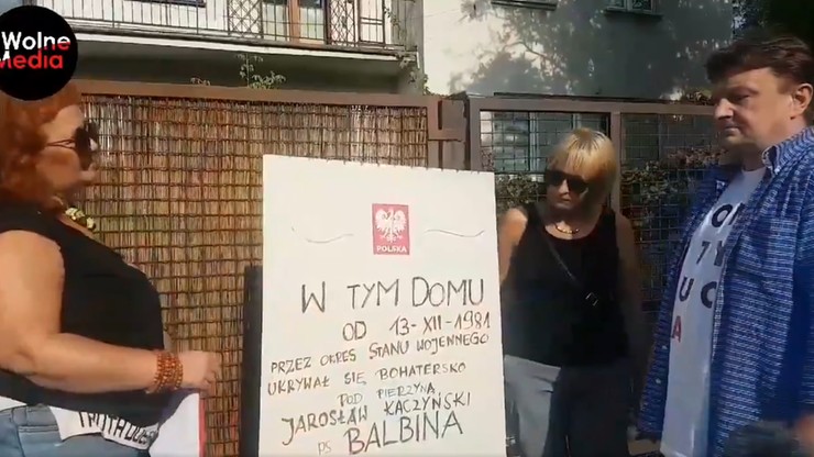 Tablica przed domem Kaczyńskiego: "Ukrywał się bohatersko podczas stanu wojennego"