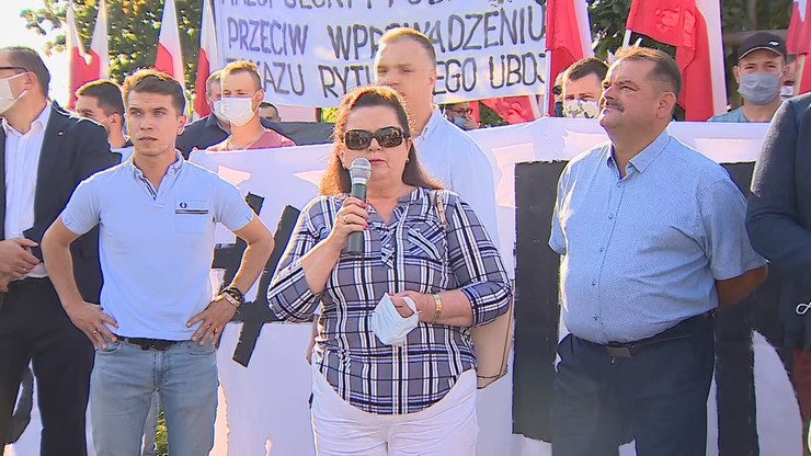 Powrót Renaty Beger i protest przed siedzibą PiS. Była posłanka Samoobrony broni ferm futerkowych