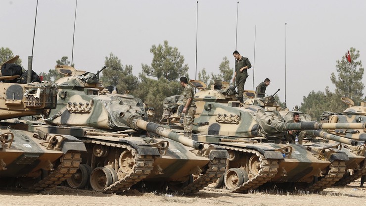 Kolejne czołgi wjechały do Syrii. Obok nich ciężki sprzęt budowlany