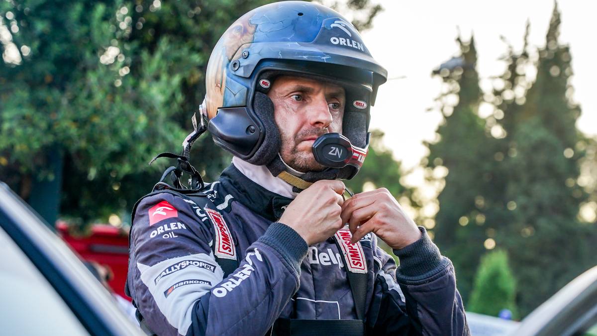 Kierowca rajdowy Kajetan Kajetanowicz zapina kask