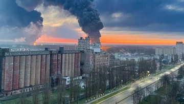 Pożar w rosyjskim magazynie ropy naftowej. Wysokie płomienie i kłęby dymu