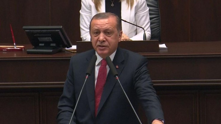 "Koniec z przychodzeniem w czym się komu podoba". Erdogan ogłosił dress code na sali rozpraw