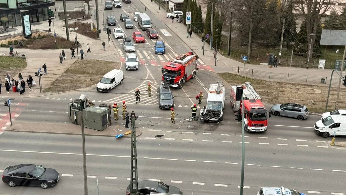 Groźne zderzenie w Krakowie z udziałem wojskowego pojazdu. Przewrócił się na bok