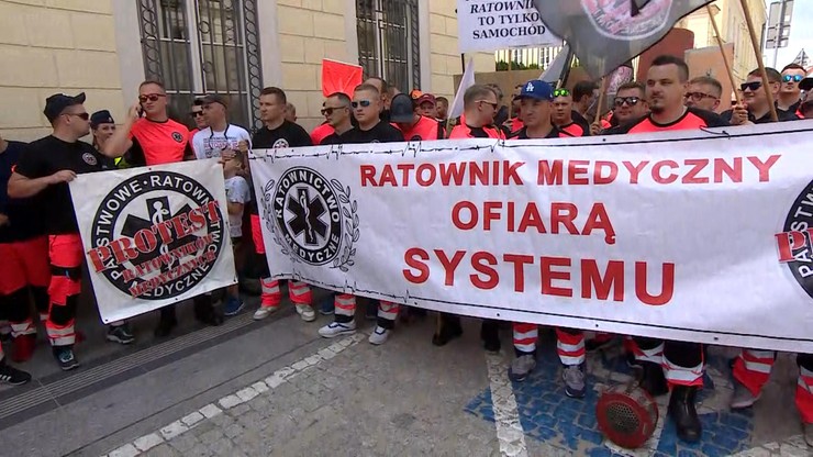 Protest ratowników medycznych przed ministerstwem zdrowia. Chcą wyższych płac i samorządu zawodowego