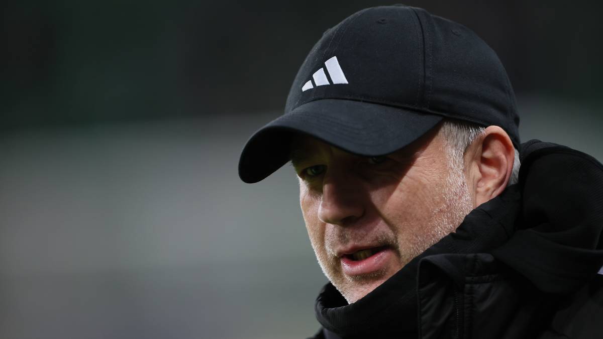 Portret mężczyzny w czapce z daszkiem i kurtce zimowej, patrzącego w bok.