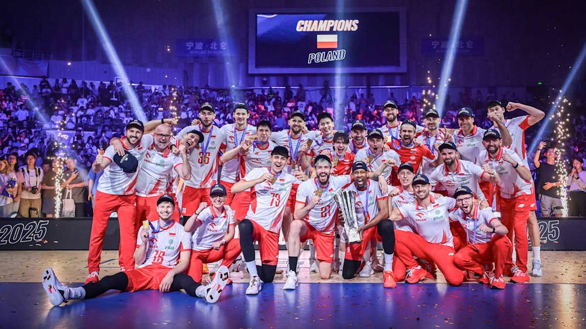 Drużyna siatkarzy w czerwonych strojach świętuje zwycięstwo na tle publiczności i ekranu z napisem "CHAMPIONS POLAND".