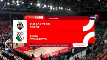 Tablica wyników meczu koszykówki z nazwami drużyn Energa Trefl Sopot i Legia Warszawa. W tle widownia i hala sportowa.