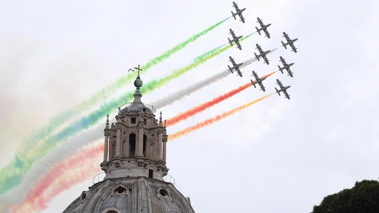 Parada z okazji Święta Republiki Włoskiej bez przymiotnika "wojskowa"