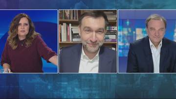 Trzy oddzielne panele na ekranie. Lewy panel: kobieta z brązowymi włosami w bordowym swetrze, uśmiechnięta, patrząca w bok. Środkowy panel: mężczyzna z brązowymi włosami i brodą, w granatowej marynarce i białej koszuli, uśmiechnięty. Tło za nim to półka z książkami. Prawy panel: mężczyzna z krótkimi siwymi włosami, w granatowej marynarce i białej koszuli, uśmiechnięty.