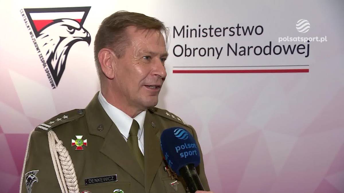Mężczyzna w mundurze wojskowym, z przypinką z orłem, mówi do mikrofonu z logo "Polsatsport". W tle widoczne logo Ministerstwa Obrony Narodowej.