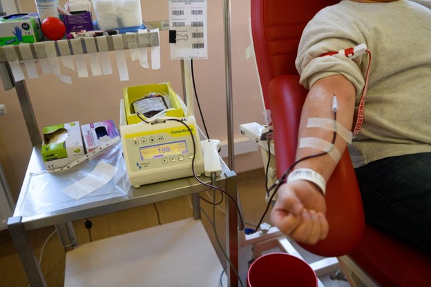 NFZ zaleca wstrzymywanie planowych zabiegów. Chce ograniczyć zużycie zapasów krwi