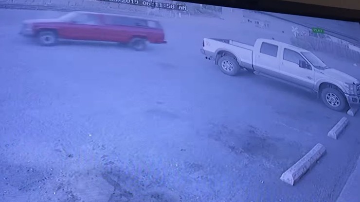 W momencie, gdy rabował sklep, ktoś ukradł mu auto. Jest nagranie z monitoringu