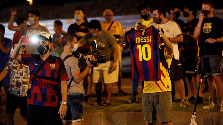 Setki kibiców pod Camp Nou proszą Lionela Messiego, by został w klubie