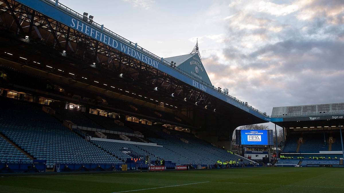 Stadion piłkarski z trybunami "SHEFFIELD WEDNESDAY" i ekranem informacyjnym.