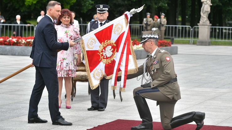 Uroczystości zakończenia polskiej misji w Afganistanie. Prezydent odebrał flagę od dowódcy misji