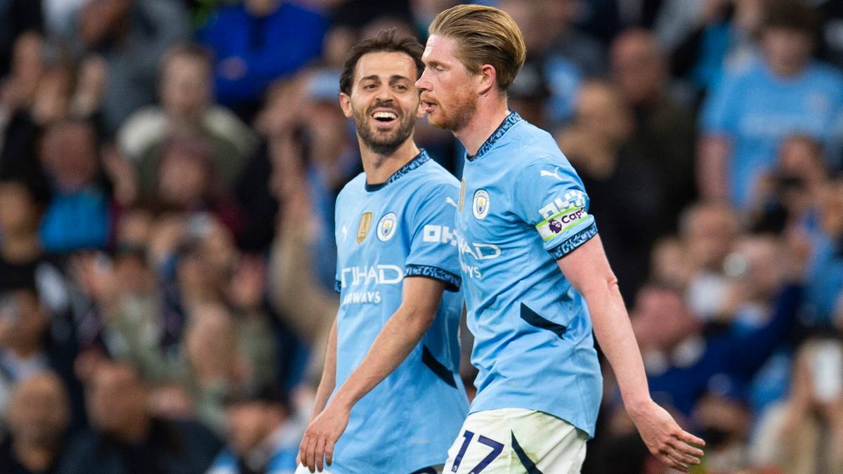 Dw&oacute;ch piłkarzy Manchesteru City, Bernardo Silva i Kevin De Bruyne, cieszą się po zdobyciu bramki.