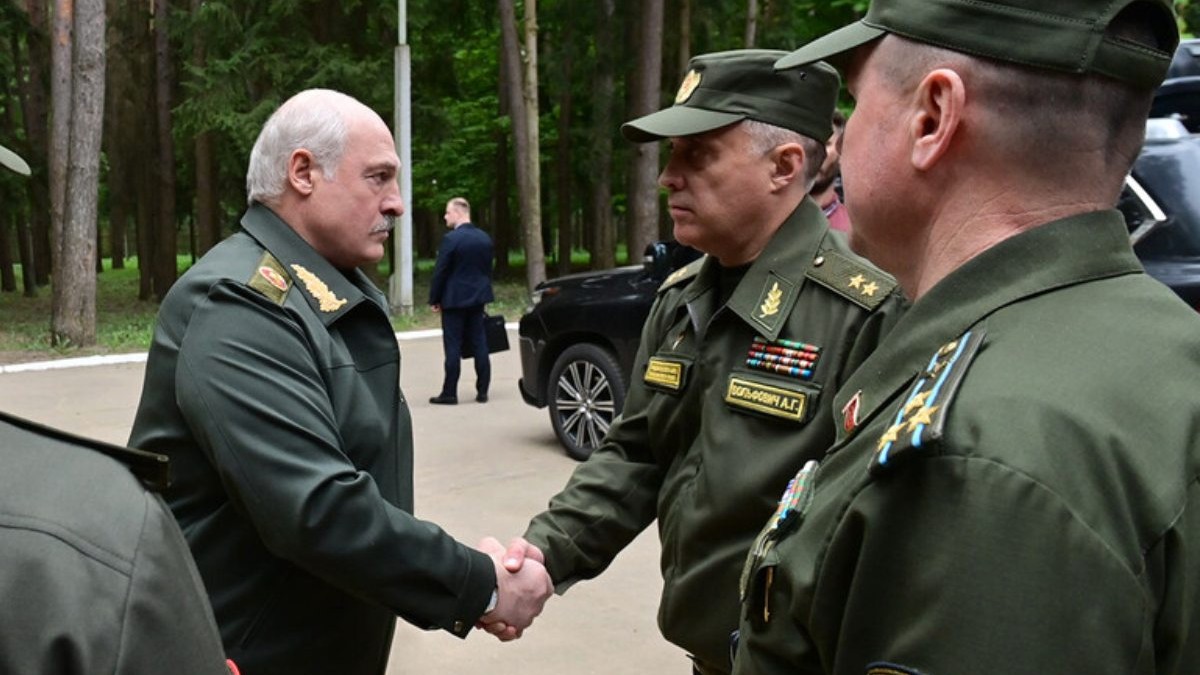 Białoruś: Alaksandr Łukaszenka pojawił się publicznie. Postawił wojska w stan gotowości