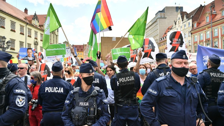Wnioski o kary dla organizatorów wiecu prezydenta we Wrocławiu i kontrdemonstracji