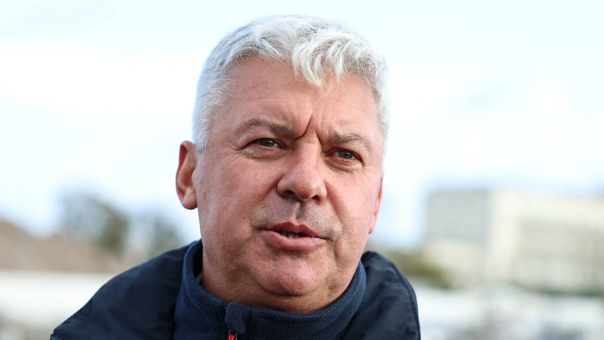 Mężczyzna o siwych włosach w ciemnej kurtce, patrzący przed siebie.